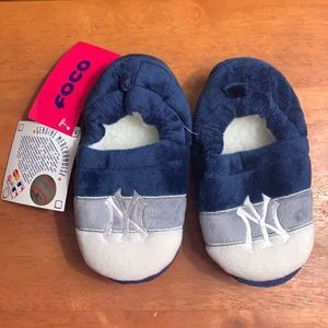 FOCO Yankees small Child Medium plush slippers